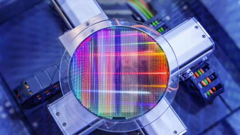 Silicon Spin Qubits